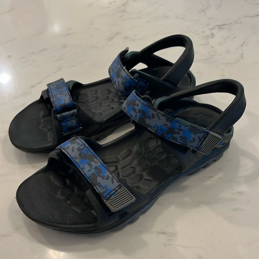 Merrell Sandals Boys size 1 Blue/gray Camo
